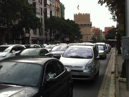 Los taxistas han aparcado centenares de coches en los márgenes del río, dificultando el acceso al centro.
