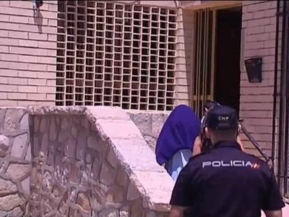 A woman is arrested after throwing her baby into a drainpipe. (Spanish language video.)