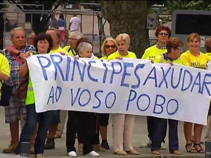 Las bocinas de los preferentistas reciben a los Príncipes en Marín