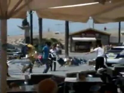 Unos vendedores ambulantes lanzan sillas contra la Policía Local de Torrevieja.