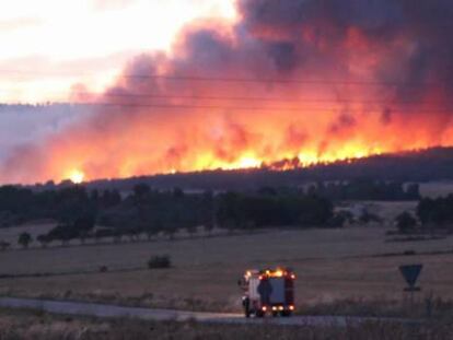 Un incendio en Ayora obliga a desalojar un campamento de niños.