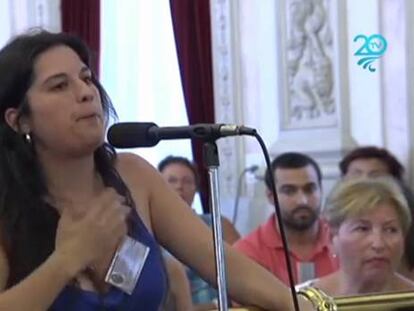 Una vendedora indignada arrasa en las redes sociales tras intervenir en un pleno