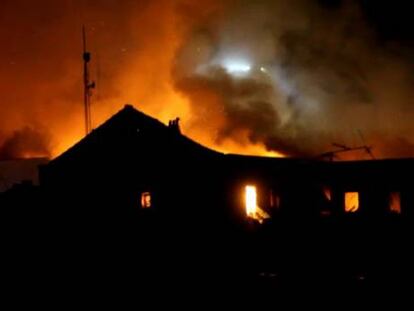 Los bomberos logran controlar el incendio de Tetuán.