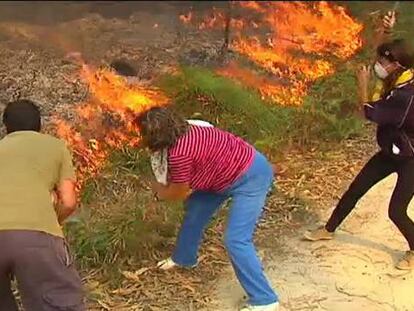 Vecinos de la parroquía de Novás luchan contra el fuego