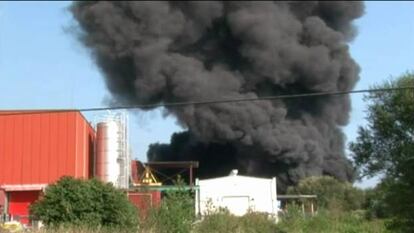 Cuatro ingresados por un incendio en un almacén de Ajangiz