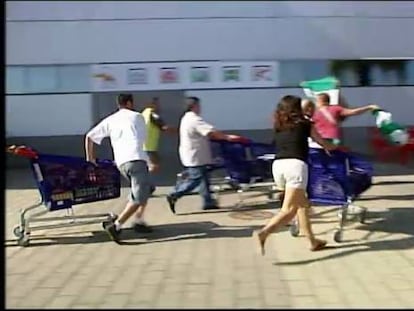 El SAT se lleva 10 carros con material escolar de un supermercado de Sevilla