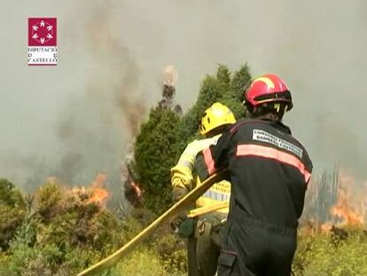 Los medios aéreos sofocan el incendio forestal de Lucena del Cid