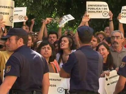 Protesta contra los recortes en la apertura del curso de la Universitat de València.