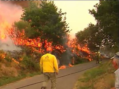 Un fuego en Ourense quema cuatro casas y obliga a desalojar un colegio