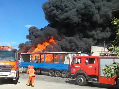 Incendio en una fábrica de papel reciclado de Paterna.