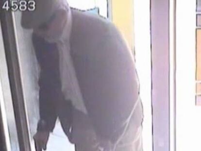 A atracar disfrazado de anciano