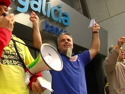 Afectados por preferentes entran en Novagalicia para “contar cuentos”