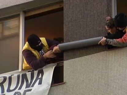 El desahucio de una madre enferma se salda con seis imputados por desorden