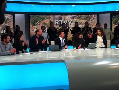 Los empleados 'cuelan' en el estudio 3 a Beatriz Garrote por una puerta de emergencia abierta en la explanada principal.