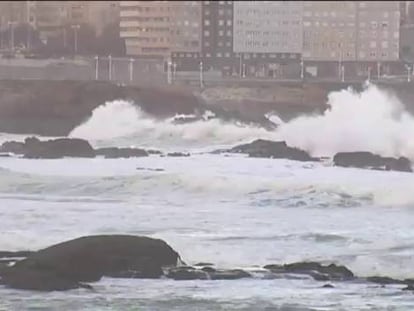 Las olas superan los 10 metros en la costa con vientos de más de 100 km/h