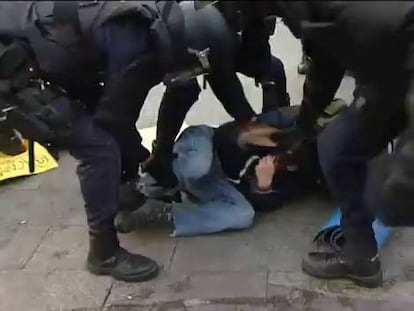 Un detenido en el desalojo por la policía de unos concentrados en Sol