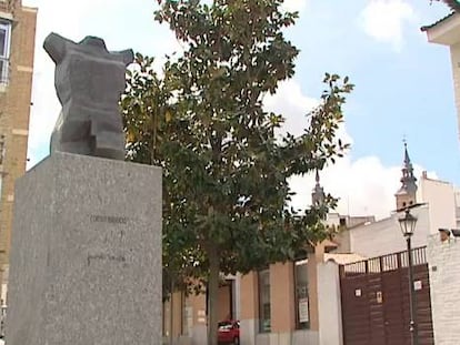 Vecinos se quejan por el despilfarro del alcalde en ornamentos de granito.