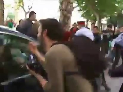 Escoltas y agentes de policía protegen el coche del ministro Montoro.