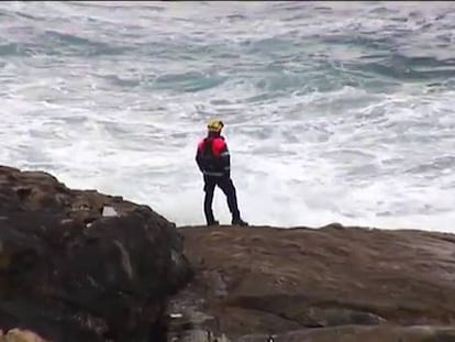 Reanudada la búsqueda de los dos pescadores arrastrados por un ola