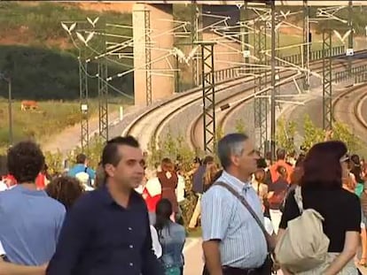 Víctimas y familiares observan la curva de A Grandeira, en Angrois, un año después del accidente de tren.