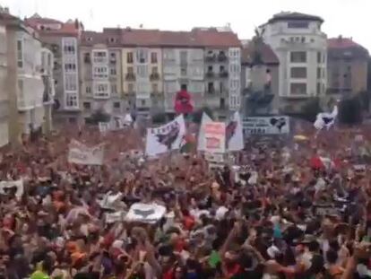 La plaza de la Virgen Blanca abarrotada de público a la espera de Celedón.