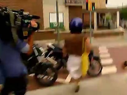 Mireia Pujol escapa en moto al salir del domicilio de sus padres.