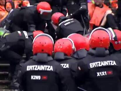 La Ertzaintza detiene a los rebeldes de Segi parapetados junto a 200 personas