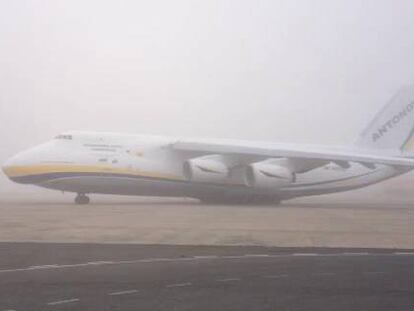 El avión Antonov despega del aeropuerto de Foronda.
