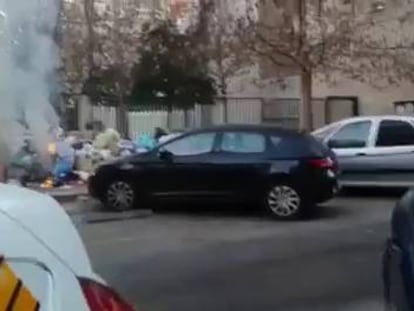 Basuras ardiendo en Parla durante el sábado.