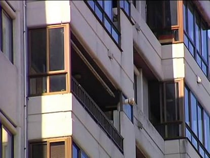 Un hombre clava un cuchillo a su expareja y la deja junto al hospital
