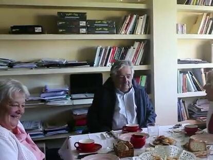 El expresidente Mujica felicita en persona a Carmena por su éxito