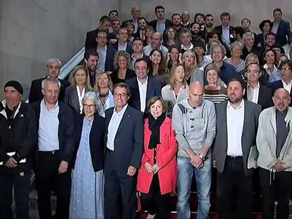Primera foto de familia de los diputados de Junts pel Sí