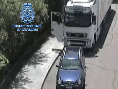 Tres falsos guardias civiles roban un camión con polvo de platino.