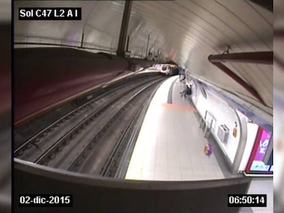 El globo de un niño interrumpe la línea 2 de Metro en hora punta