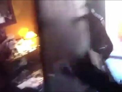 La càmera d’un mosso grava com un detingut intenta apunyalar-lo