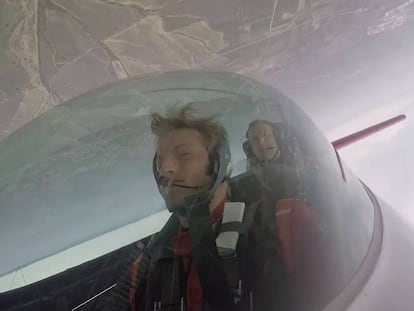 El piloto Cástor Fantoba durante una clase de vuelo acrobático.