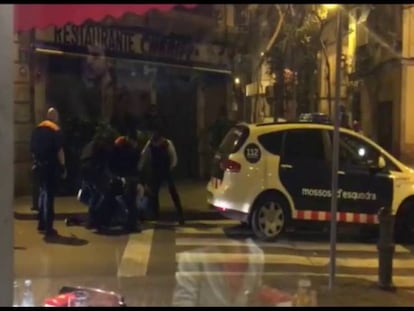 Un hombre amenaza a los Mossos en plena calle con un gran cuchillo