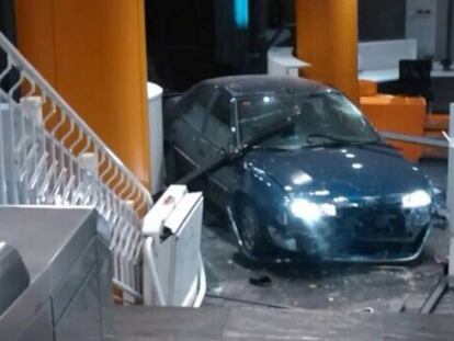 El coche ha llegado hasta el vestíbulo.