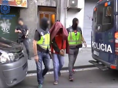 El detenido, escoltado por agentes policiales.