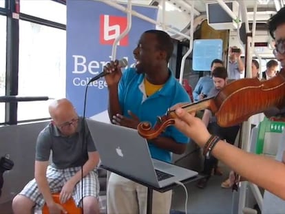 Alumnos de Berklee College ofrecen
conciertos en autobuses de la EMT de Valencia