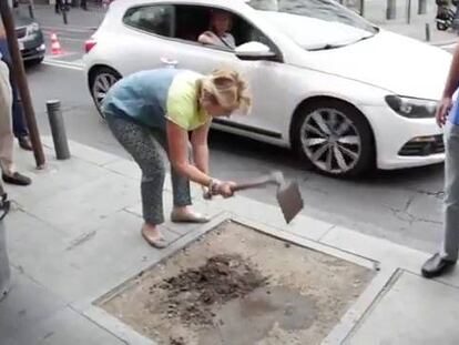 Esperanza Aguirre planta un madroño para denunciar el mal estado del arbolado en la capital