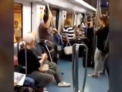 Una pareja de abuelos baila en el metro.