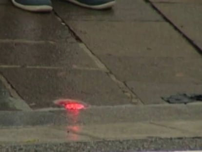 Sant Cugat col·loca semàfors a terra per als vianants ‘zombis’