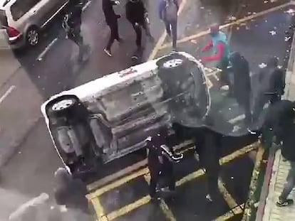 Jóvenes voltean un vehículo en el campus vizcaíno de la UPV, en Leioa, durante una protesta estudiantil.