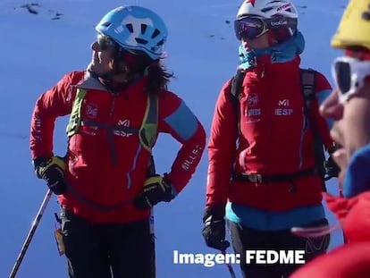 Un camión traslada nieve a la estación de Baqueira-Beret.