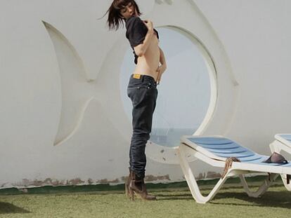 Cosas que hace Najwa en una piscina