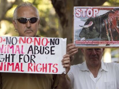 Dos manifestantes protestan contra las corridas de toros el día de la abolición en Cataluña, en 2010