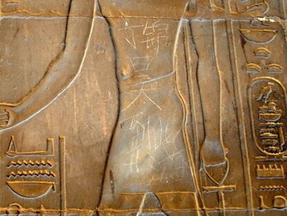 Borrado el grafiti de un adolescente chino en el templo de Luxor