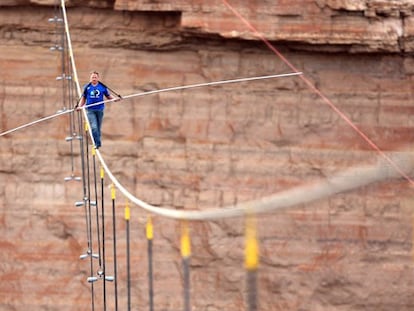 Wallenda, en mitad de su 'paseo' sobre el Cañón.