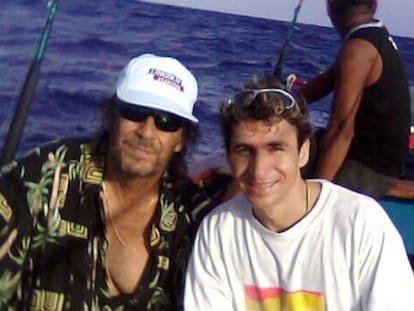 Paco de Lucía e Juan Anyélica, em um barco nos mares do Caribe mexicano.